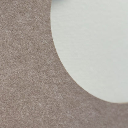Vilten wandlamp maan zandbeige – close-up van het PET-vilt