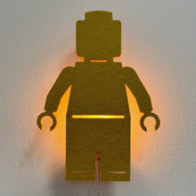 Vilten wandlamp poppetje okergeel – lamp aan