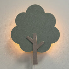 Vilten wandlamp boom saliegroen – lamp aan