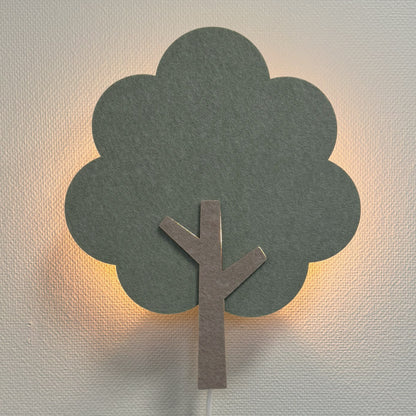 Vilten wandlamp boom saliegroen – lamp aan
