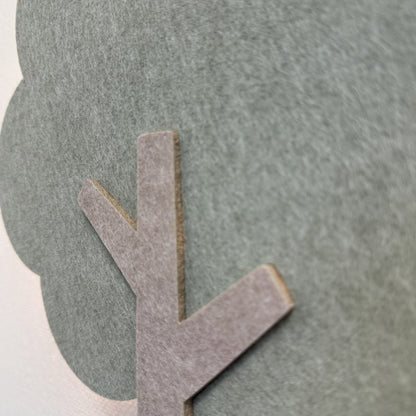 Vilten wandlamp boom saliegroen – close-up van de saliegroene kruin en zandbeige stam
