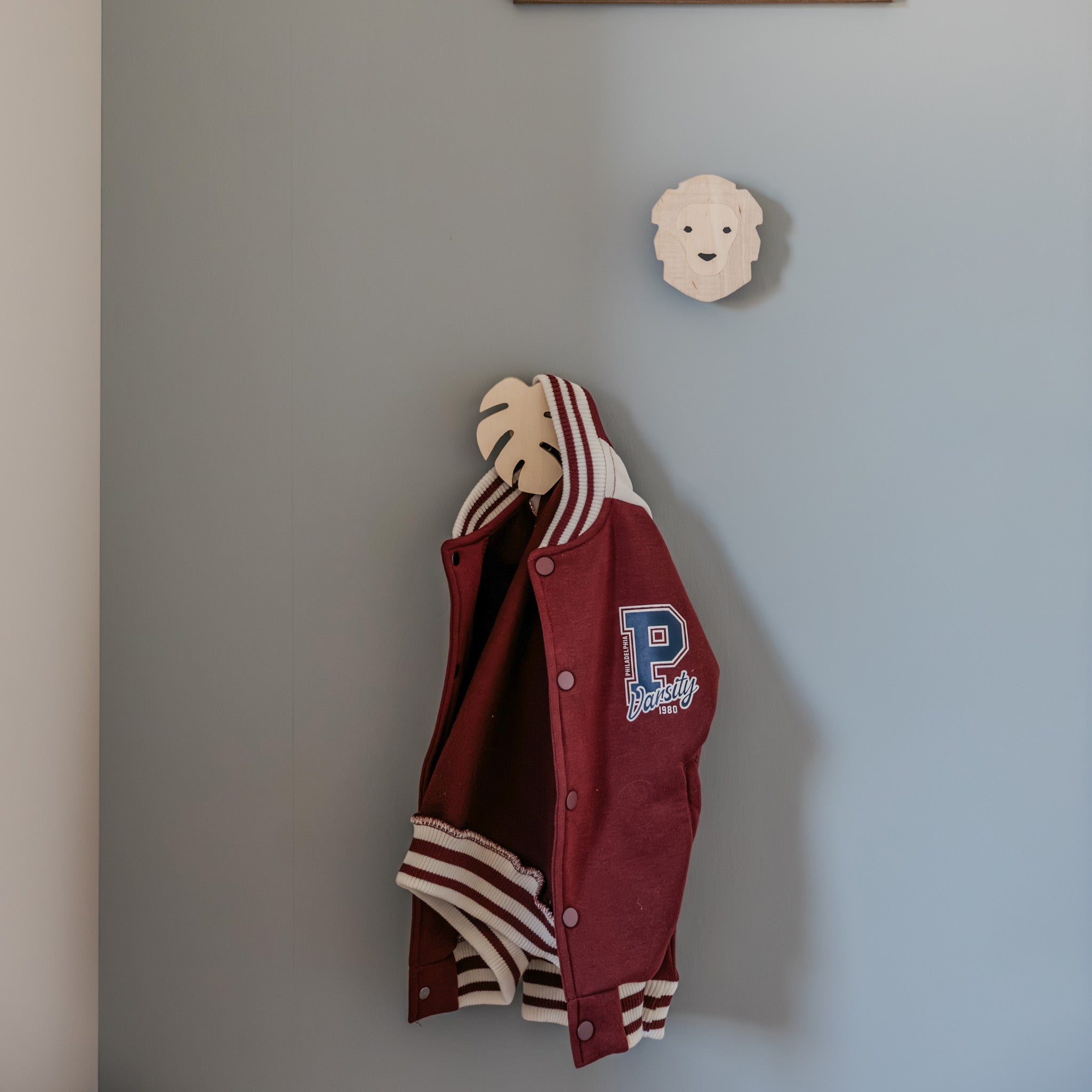 Houten wandhaken kinderkamer | Leeuw en monstera blad - blank