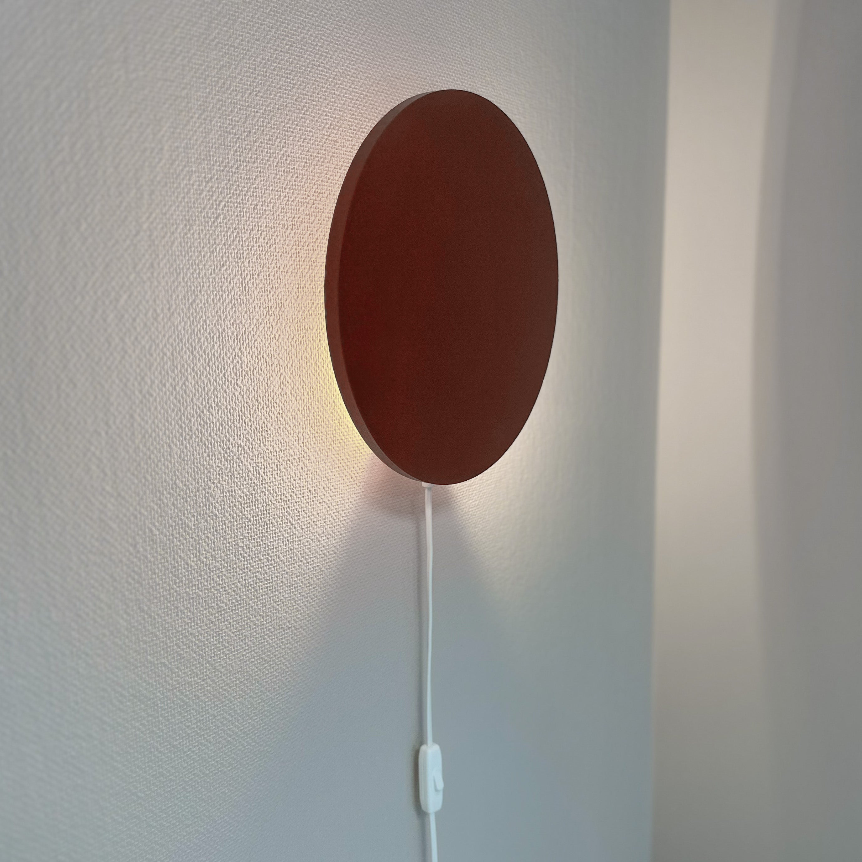 Houten wandlamp kinderkamer | cirkel baksteen rood