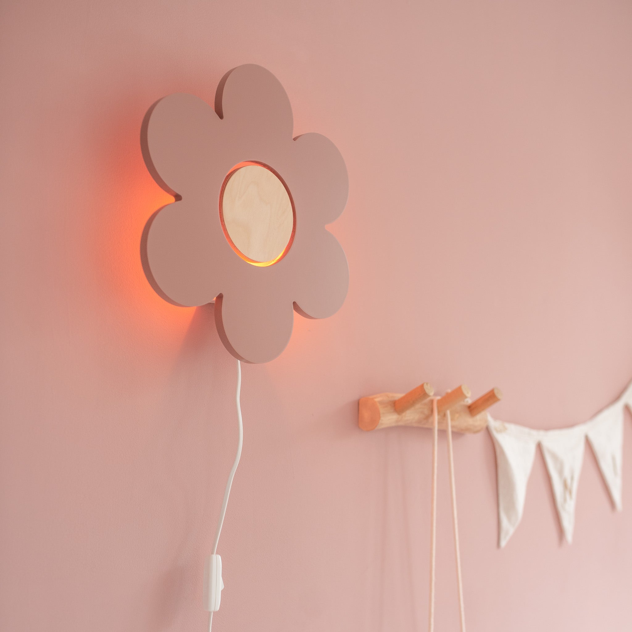 Houten wandlamp kinderkamer | Bloem - terra roze