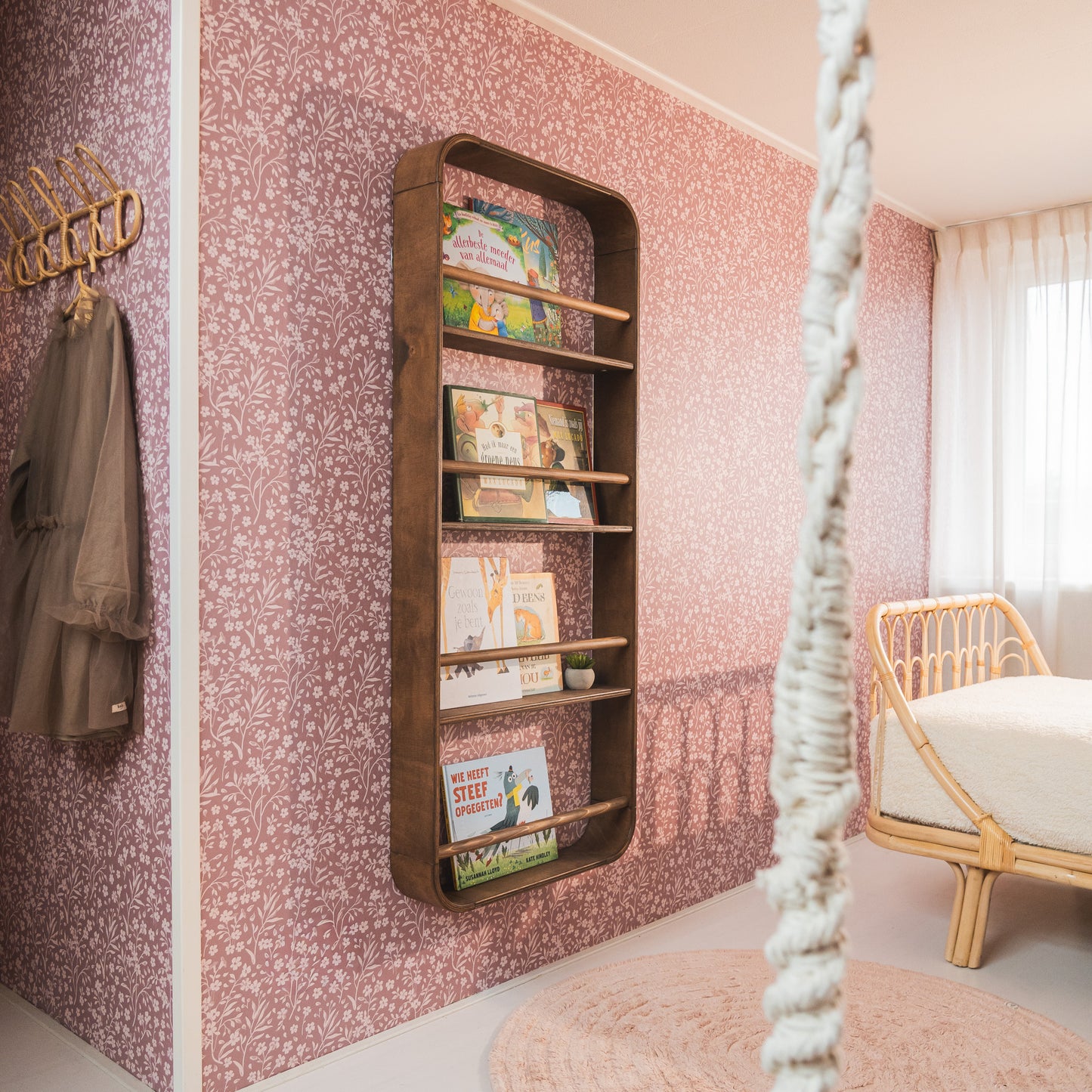 Novie montessori rond boekenrek kinderkamer | 4 planken - Wengé gebeitst - toddie.nl ®