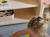 Video laden en afspelen in Gallery-weergave, Montessori speelmeubel | Kinderopbergmeubel 3 planken - blank