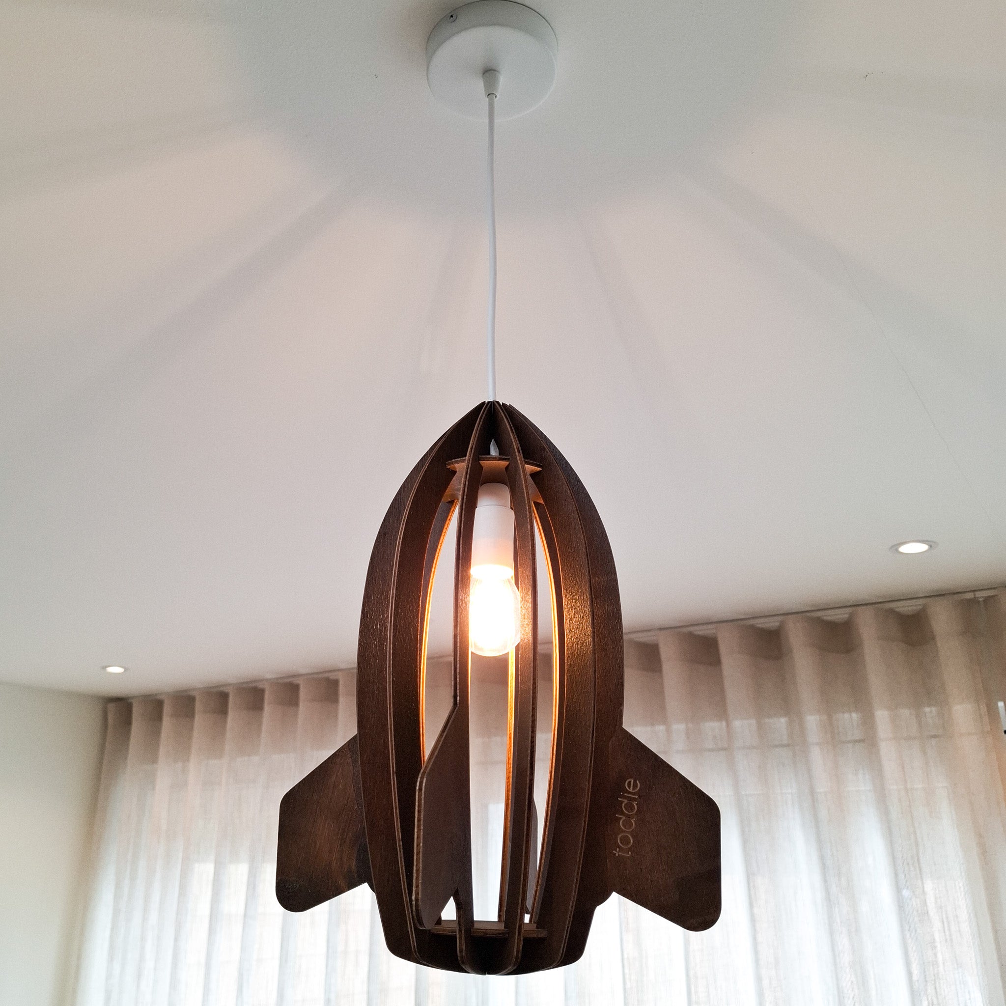Houten hanglamp kinderkamer | Raket - Wengé - toddie.nl ®