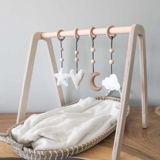 Blank houten babygym , met naturel hangers , speelboog massief hout - toddie.nl