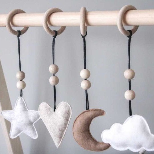 Blank houten babygym , met naturel hangers , speelboog massief hout - toddie.nl