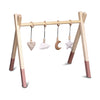 Houten babygym Terra roze, met naturel hangers , Tipi vorm massief hout - toddie.nl