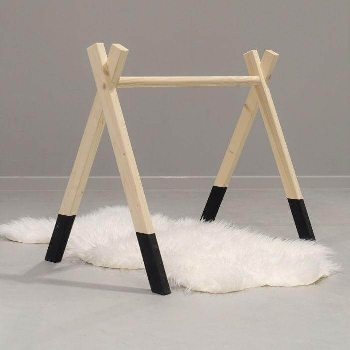 Houten babygym Zwart, zonder hangers (apart verkrijgbaar), Tipi vorm massief hout - toddie.nl