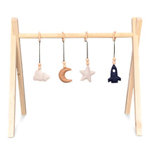 Blank houten babygym, met ruimte vilthangers, Tipi vorm massief hout - toddie.nl