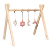 Blank houten babygym, met bloem en regenboog vilthangers, Tipi vorm massief hout - toddie.nl