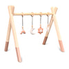 Houten babygym Terra roze, met bloem en regenboog hangers , Tipi vorm massief hout - toddie.nl