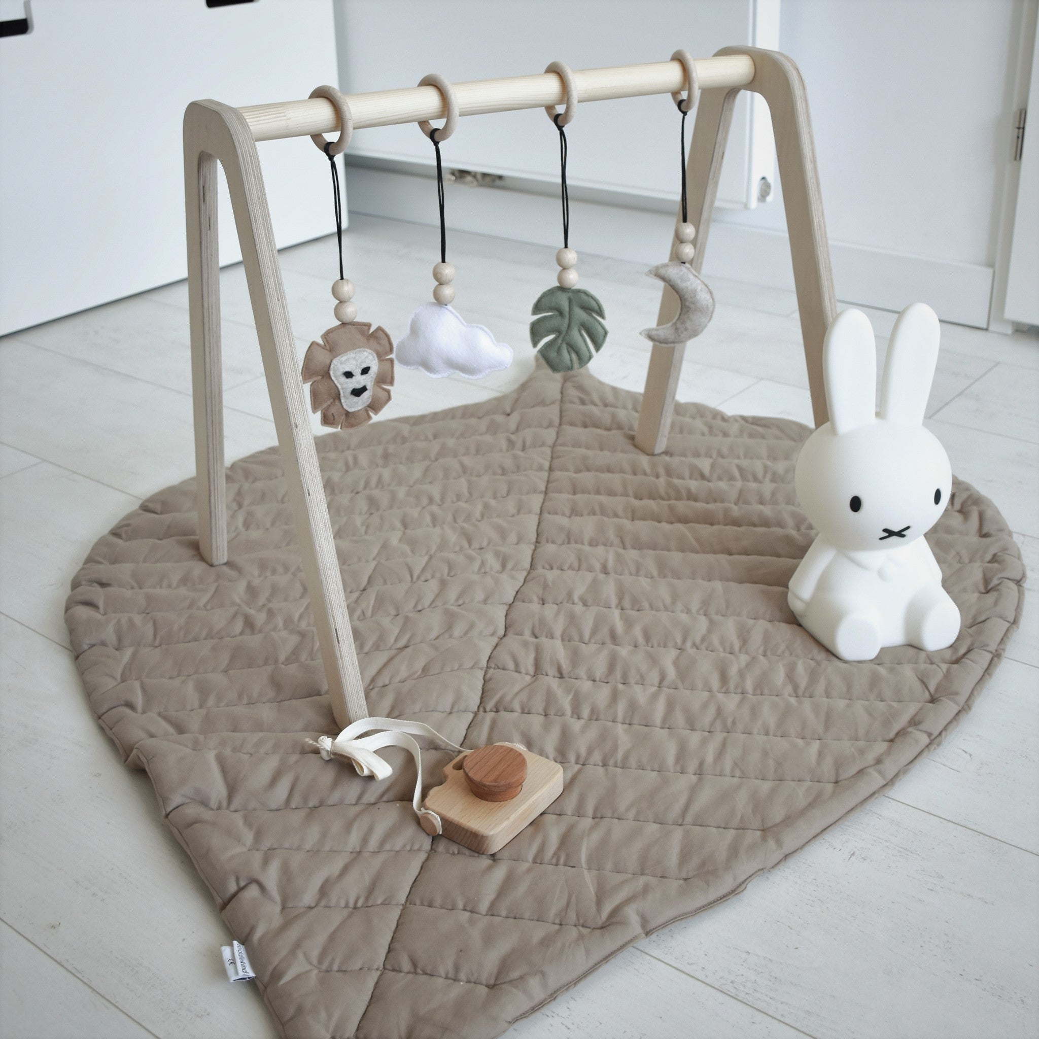 Blank houten babygym, met jungle hangers, speelboog massief hout - toddie.nl