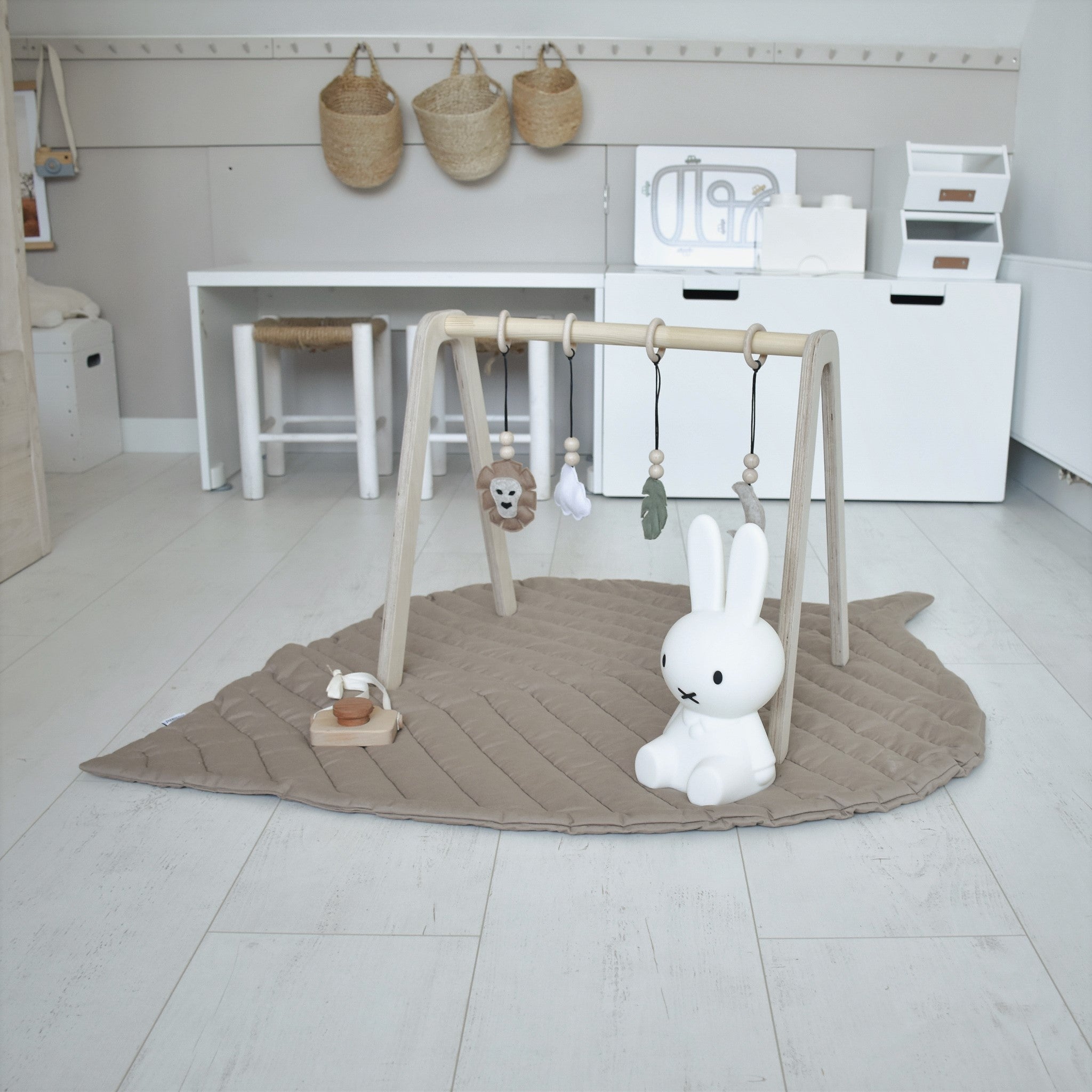 Blank houten babygym, met jungle hangers, speelboog massief hout - toddie.nl