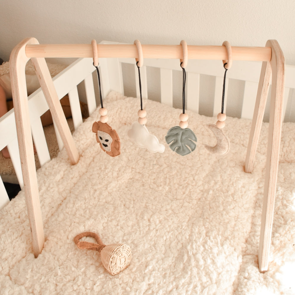 Blank houten babygym, met jungle hangers, speelboog massief hout - toddie.nl