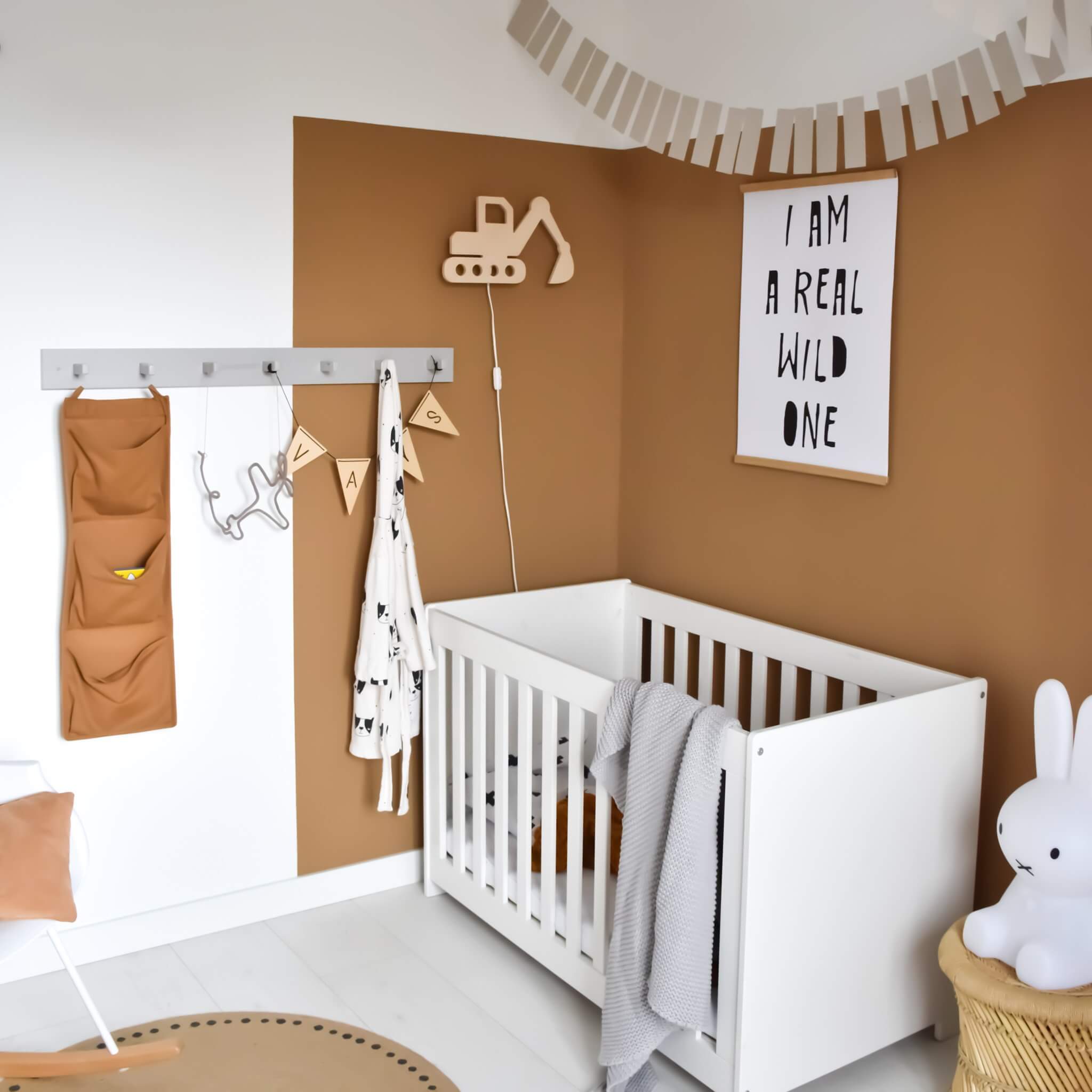 Houten wandlamp kinderkamer | Graafmachine - toddie.nl