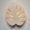 Afbeelding in Gallery-weergave laden, Houten wandlamp kinderkamer | Monstera blad beige - toddie.nl